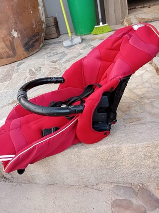 Carrito de bebé rojo
