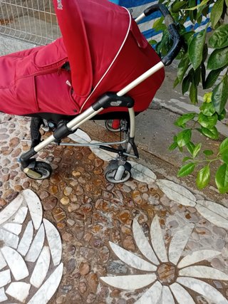 Carrito de bebé rojo