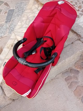 Carrito de bebé rojo