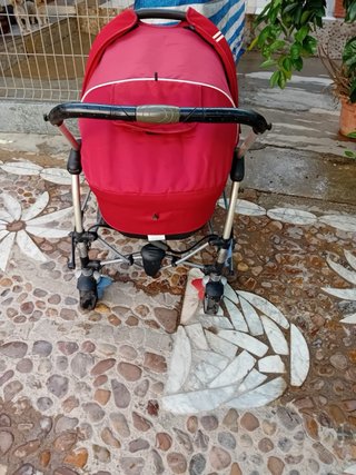 Carrito de bebé rojo