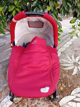 Carrito de bebé rojo