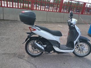 Moto Scooter Blanca y Negra