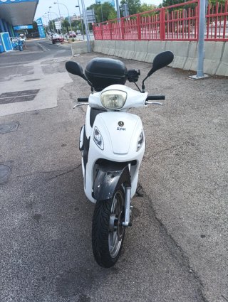 Moto Scooter Blanca y Negra