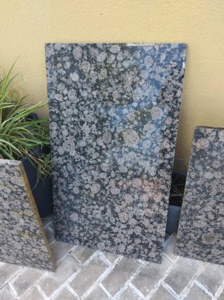 Piezas de granito marrón Báltico