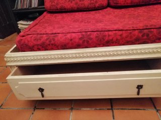 Sofá banco madera tapizado rojo