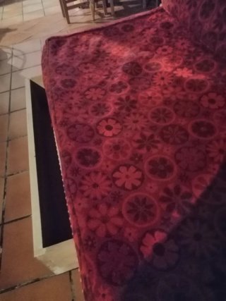 Sofá banco madera tapizado rojo