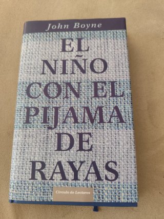 El niño con el pijama de rayas