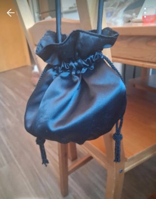 Bolsa de ceremonia raso negro. Cordón en interior