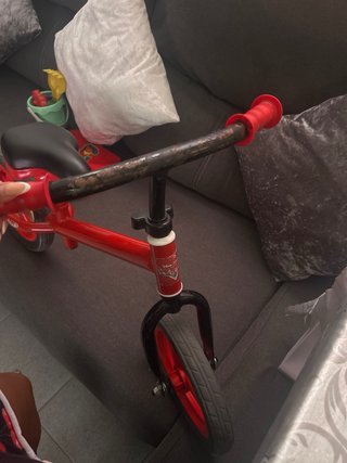 Bici de equilibrio roja para niños