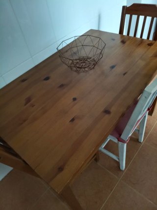 Mesa comedor madera. Con 3 Sillas