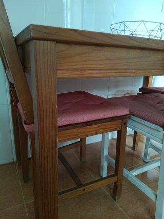 Mesa comedor madera. Con 3 Sillas