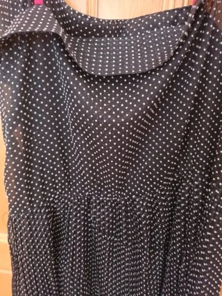 Vestido negro lunares rosa