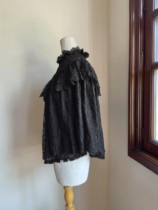 Capa victoriana de encaje negro