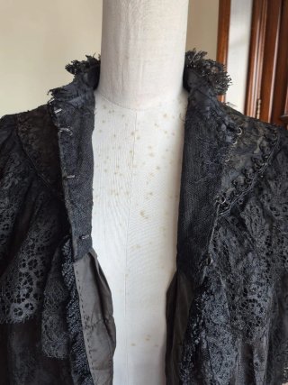 Capa victoriana de encaje negro
