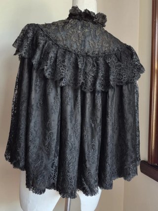 Capa victoriana de encaje negro