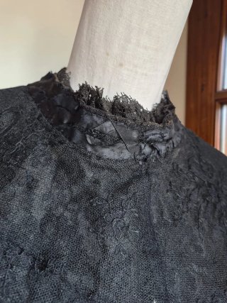 Capa victoriana de encaje negro