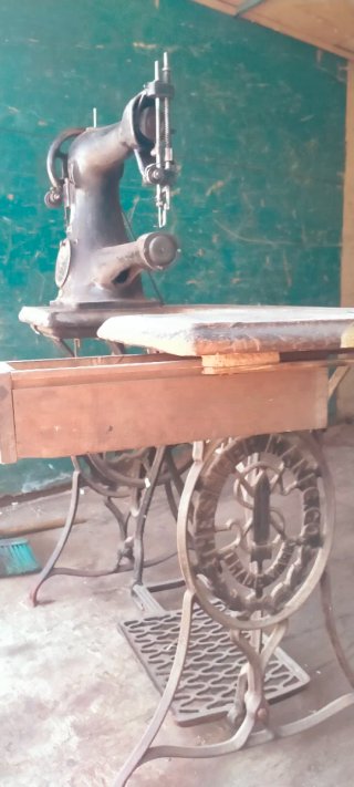 Máquina de coser Singer antigua negra 190€