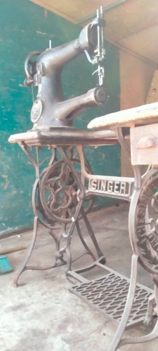 Máquina de coser Singer antigua negra 190€