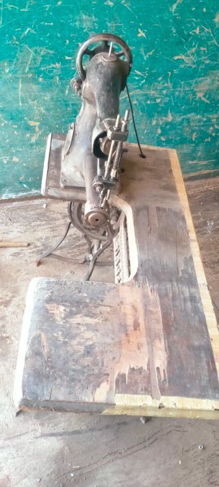 Máquina de coser Singer antigua negra 190€
