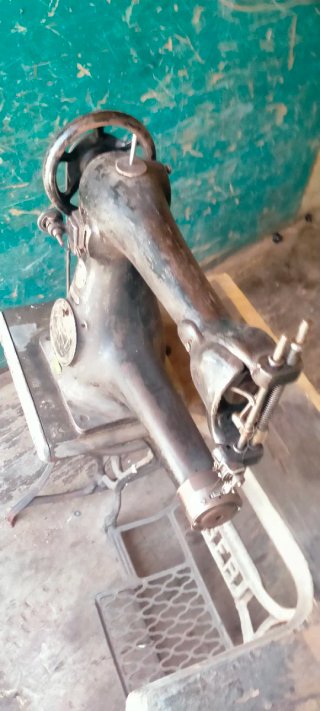 Máquina de coser Singer antigua negra 190€