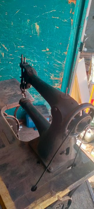 Máquina de coser Singer antigua negra 190€
