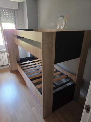 Litera de madera con escaleras