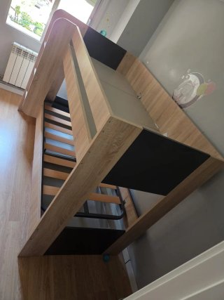 Litera de madera con escaleras