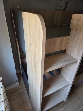 Litera de madera con escaleras