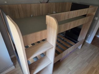 Litera de madera con escaleras