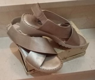 Sandalias doradas con cuña