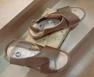 Sandalias doradas con cuña