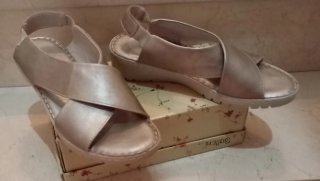 Sandalias doradas con cuña