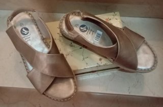 Sandalias doradas con cuña