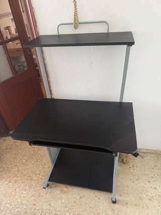 Mesa de ordenador negra