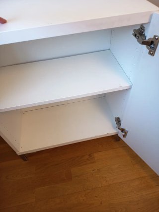 Moble auxiliar blanc Ikea 60x32x74 amb potes