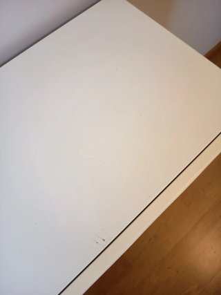 Moble auxiliar blanc Ikea 60x32x74 amb potes