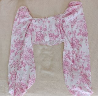 Blusa rosa y blanca floral
