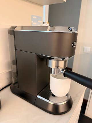 Cafetera Espresso DeLonghi Dedica