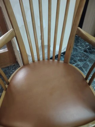 Silla de madera con asiento de cuero