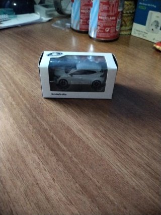 Coche Renault a escala 1:64 sin tocar, nuevos