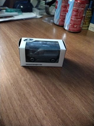 Coche Renault a escala 1:64 sin tocar, nuevos