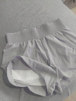 Pantalón corto deportivo gris