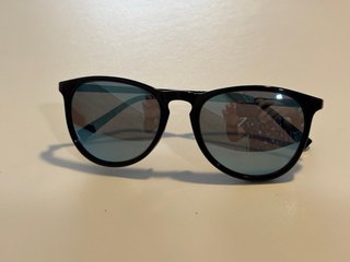Gafas de sol Hawkers negras y doradas