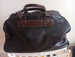 Bolsa de viaje de cuero negra y marrón