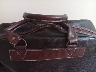Bolsa de viaje de cuero negra y marrón