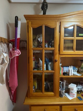 Mueble de salón de madera y cristal