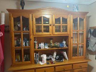 Mueble de salón de madera y cristal
