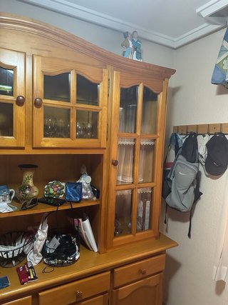Mueble de salón de madera y cristal