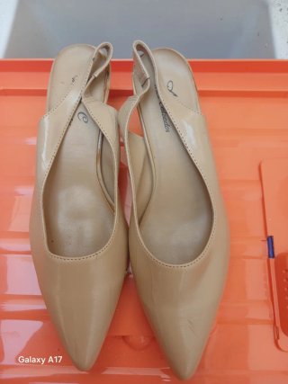 Zapatos de tacón beige para señoras