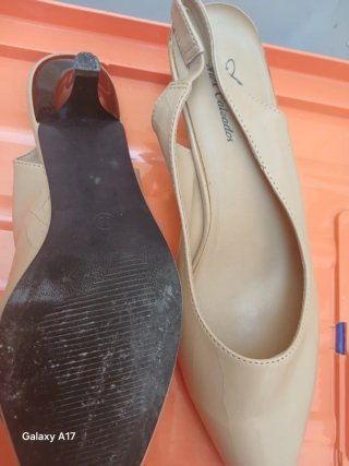 Zapatos de tacón beige para señoras